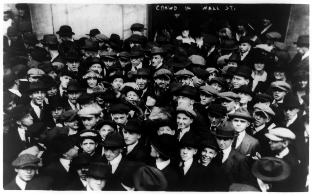 Толпа уличных брокеров на Уолл-стрит в Нью-Йорке, 1920 год