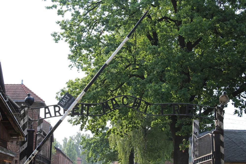 Ворота концлагеря Освенцим I с надписью «Arbeit macht frei» над проходом